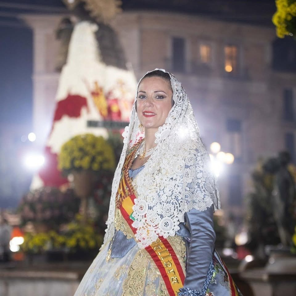 Mujer con indumentaria valenciana y mantilla blanca de ADRILUC