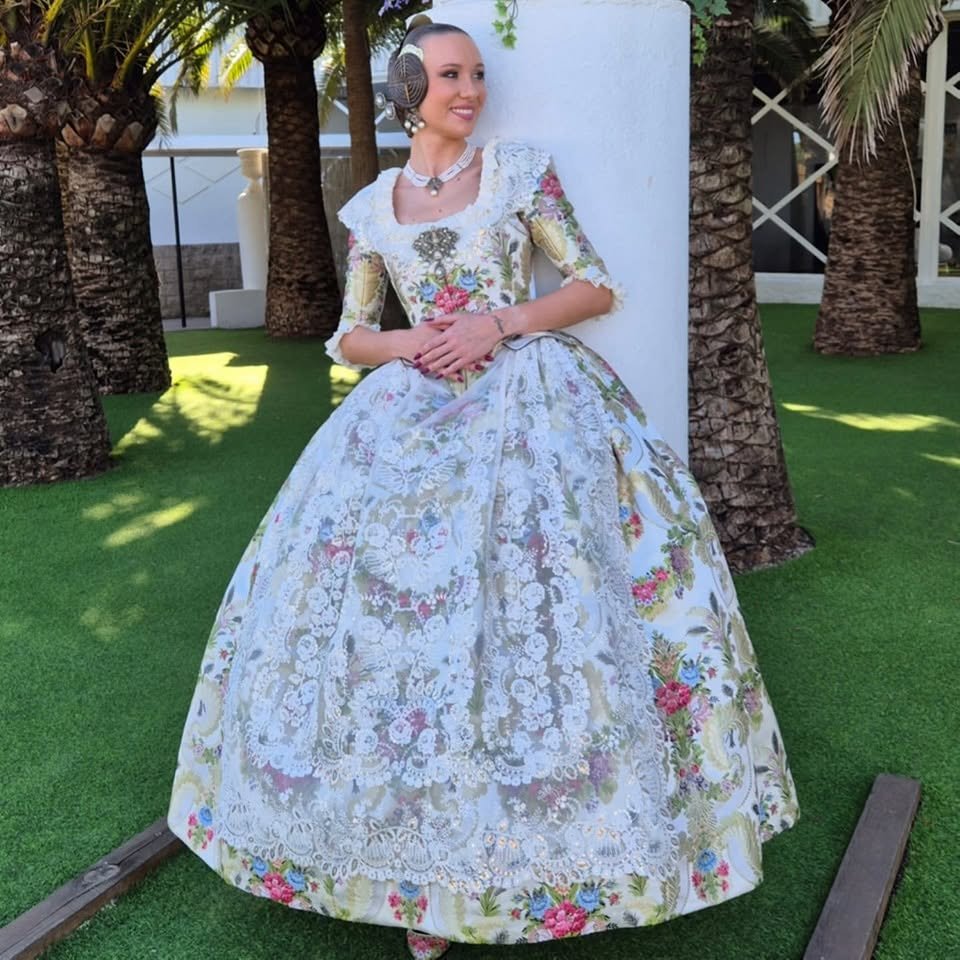 Mujer con indumentaria valenciana y bordados claros en exterior
