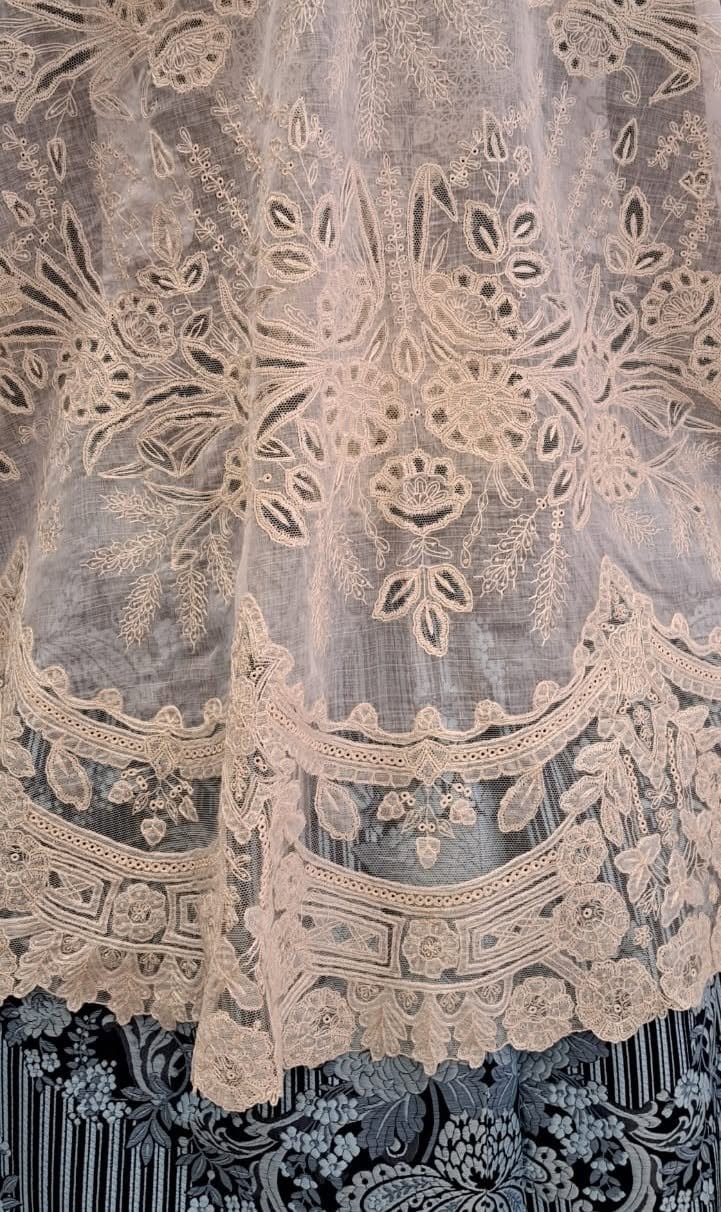 Detalle de encaje ornamental en tono champán