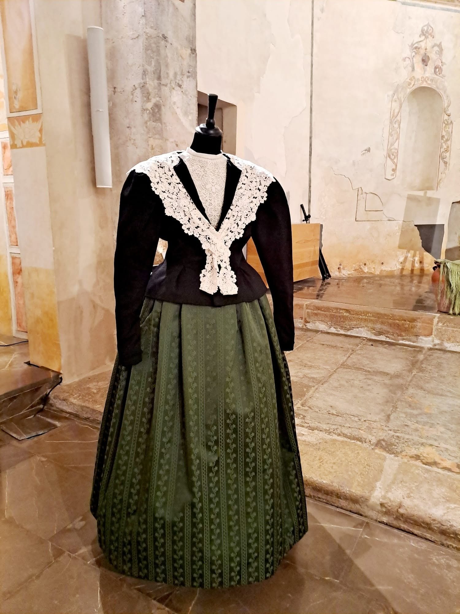 Conjunto tradicional con manteletas de encaje presentado en exposición
