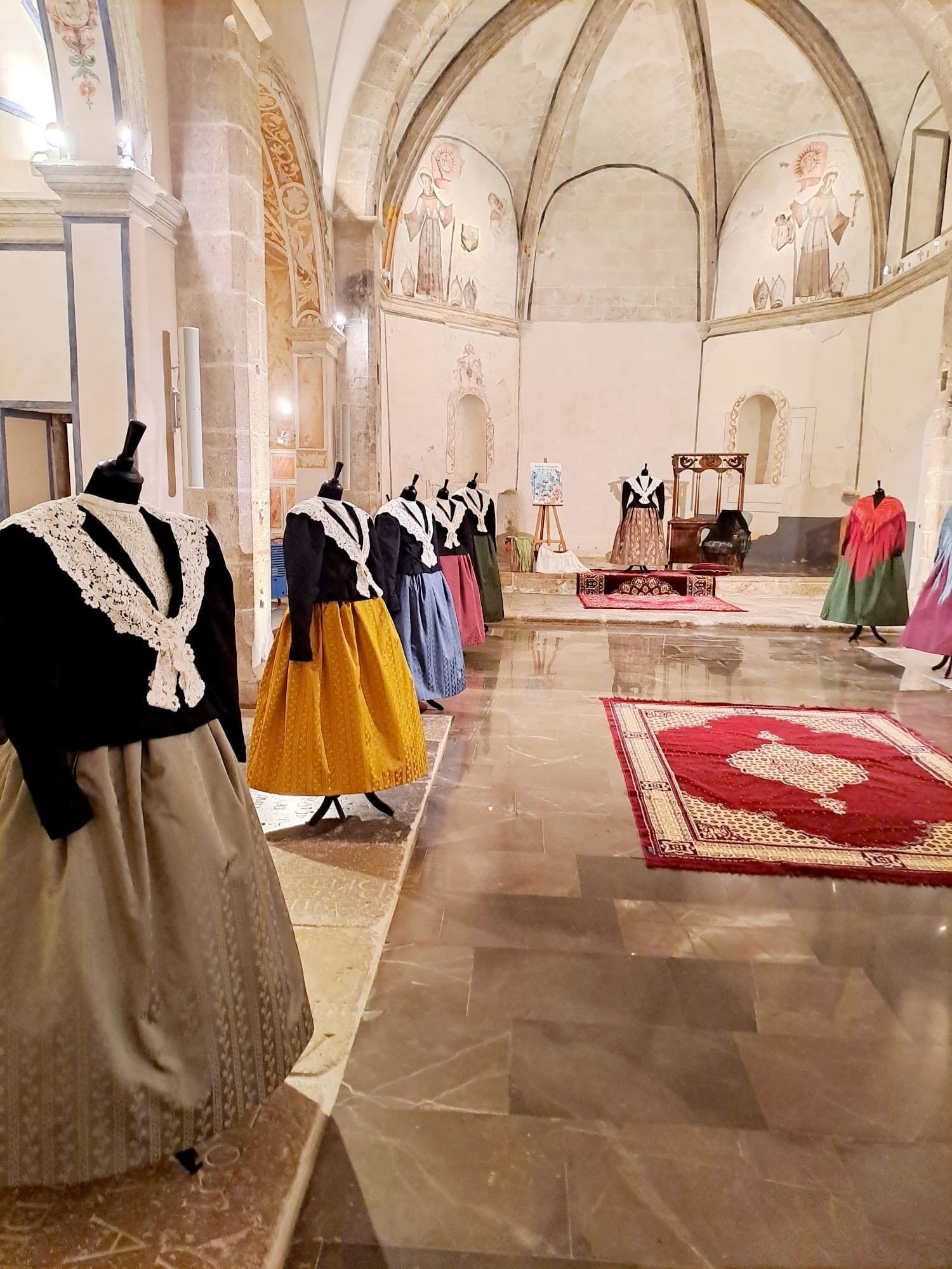 Vista de una exposición de indumentaria valenciana con encajes