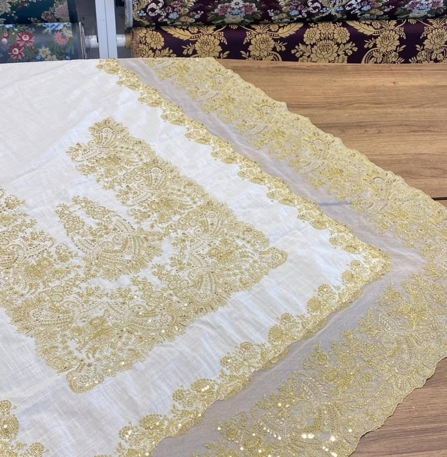 Conjunto textil con bordados florales en tonos oro