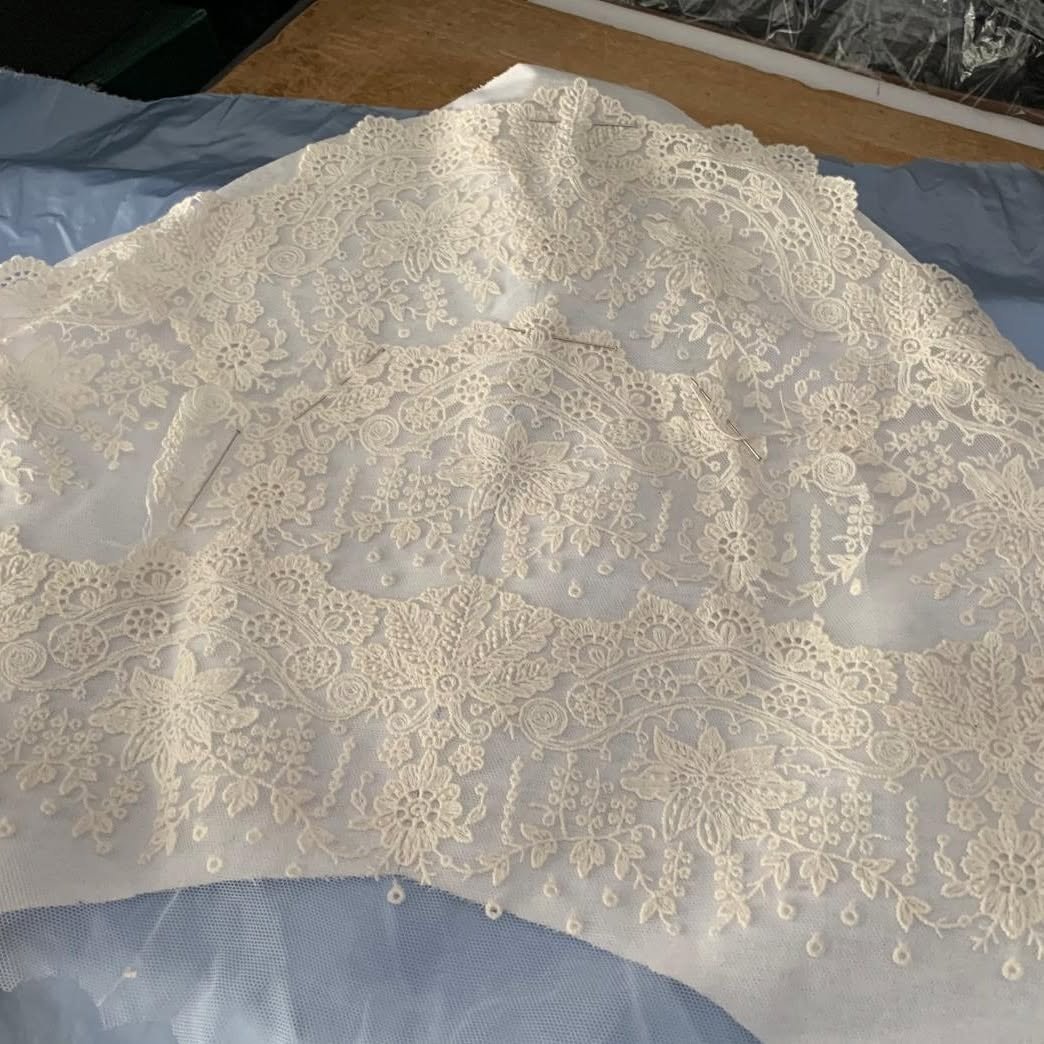 Pieza de encaje marfil de gran formato extendida