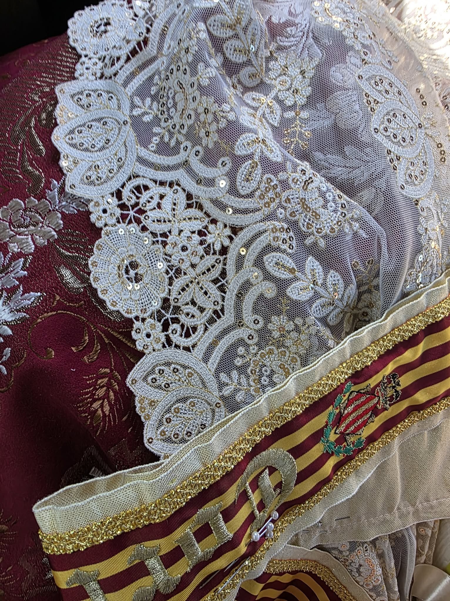 Primer plano de bordado floral claro sobre tejido tradicional