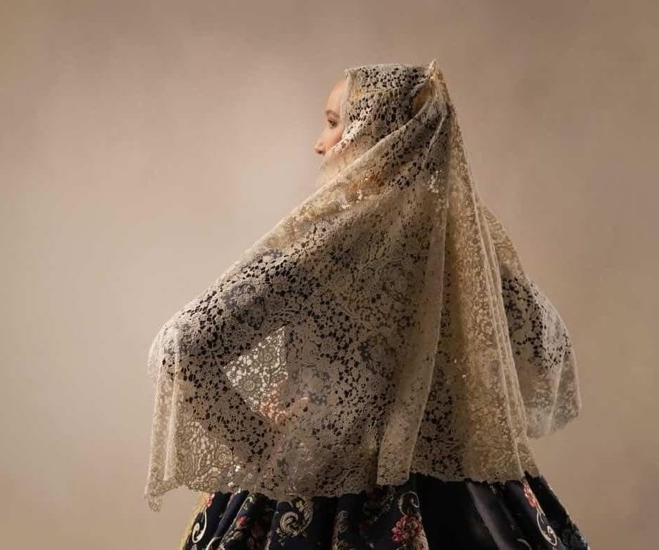 Retrato editorial con mantilla oscura de encaje