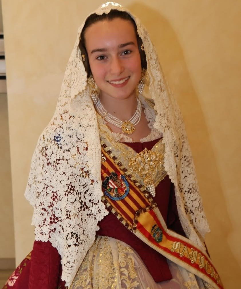Joven con indumentaria valenciana y mantilla blanca